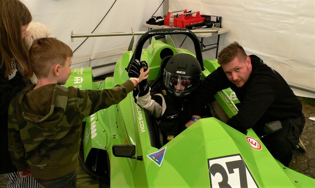 Altid til stede, Brian Brandsborg hjælper Kevin med blive spændt fast og vistnok lidt yngre nevøer der er henne for at ønske pøj – pøj
(Foto: Keld Dohm)